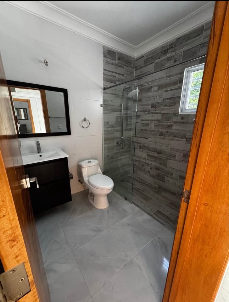 se alquila hermosa casa ubicada en el residencial los caraballo - Foto 3
