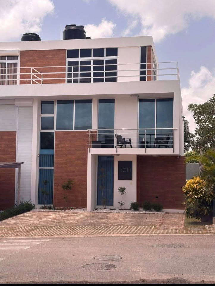 hermosa casa de 3 niveles en residencial las colinas town house higüey - Foto 1