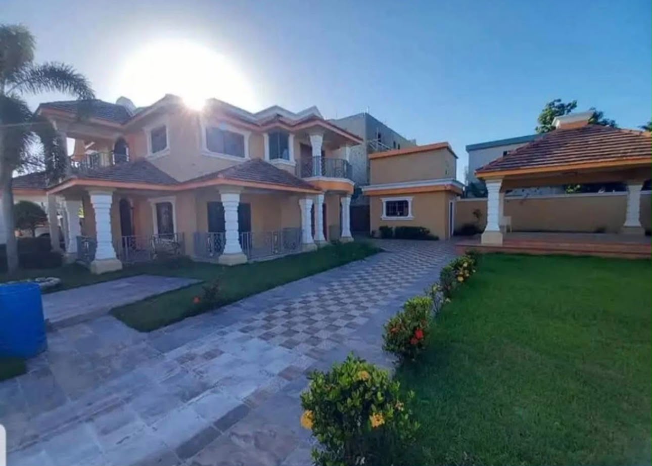 se alquila hermosa y amplia casa en residencial luisa perla higüey - Foto 1