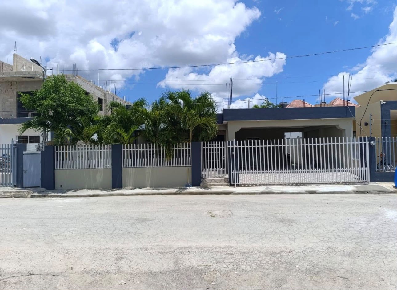 hermosa casa de 3 habitaciones en el hermoso residencial anamelia higuey - Foto 1