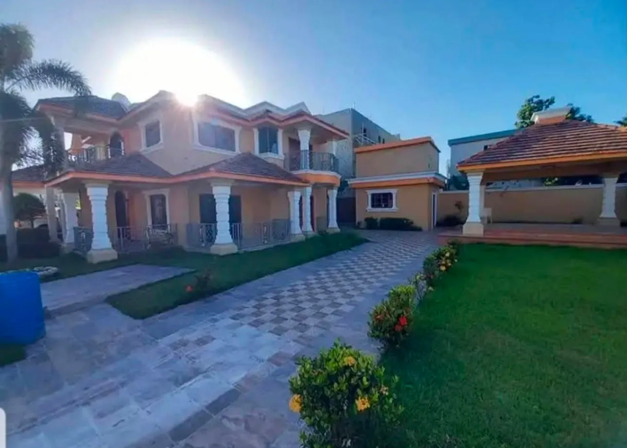 Vista principal de se alquila hermosa y amplia casa en residencial luisa perla higüey