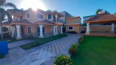 Vista principal de se alquila hermosa y amplia casa en residencial luisa perla higüey