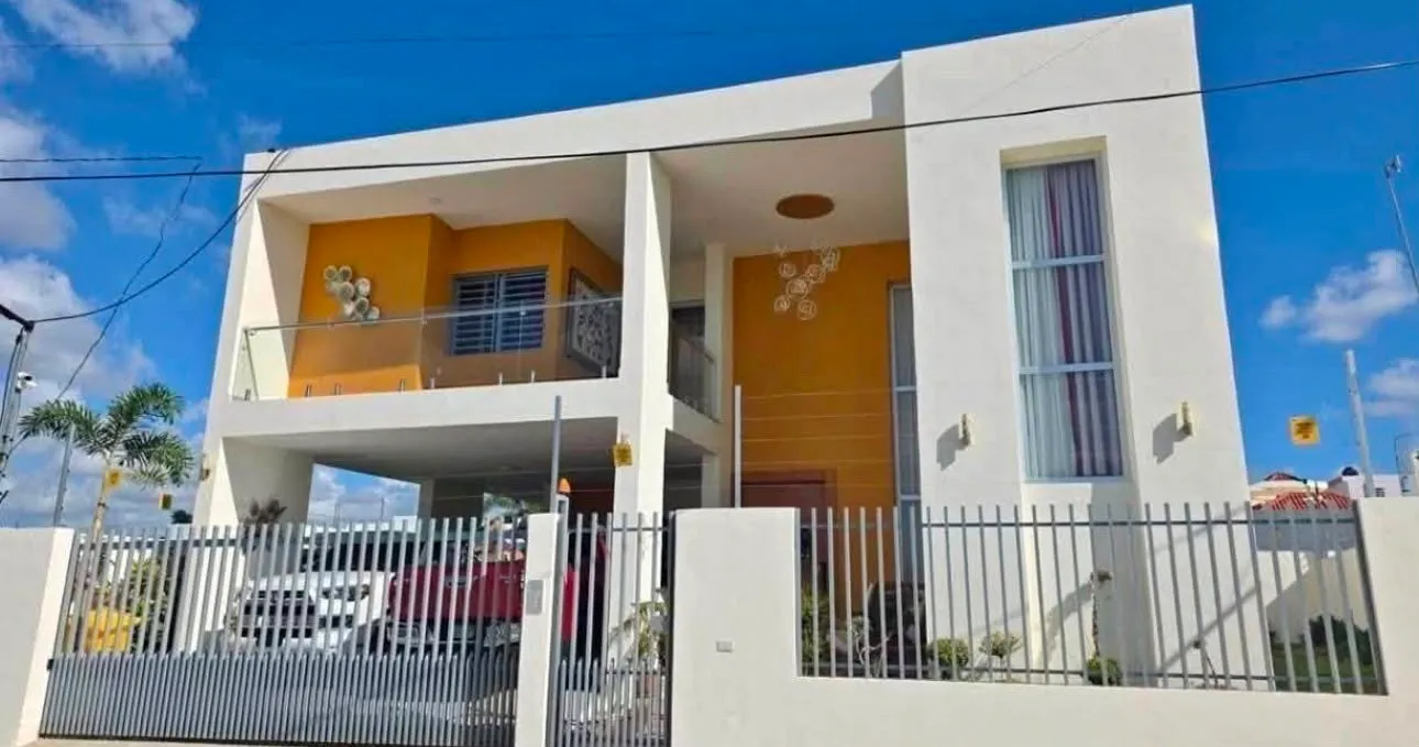 Vista principal de haz realidad el sueño de vivir en una casa exclusiva en residencial anamelia higüey