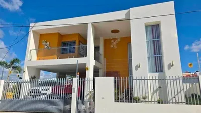Vista principal de haz realidad el sueño de vivir en una casa exclusiva en residencial anamelia higüey