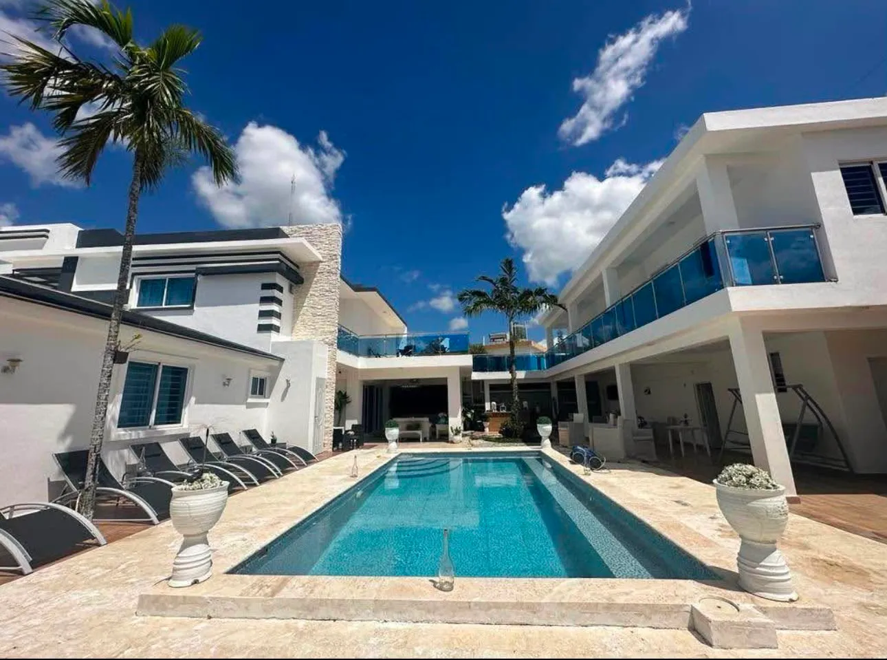Vista principal de espectacular villa de lujo en residencial luisa perla higüey