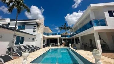 Vista principal de espectacular villa de lujo en residencial luisa perla higüey