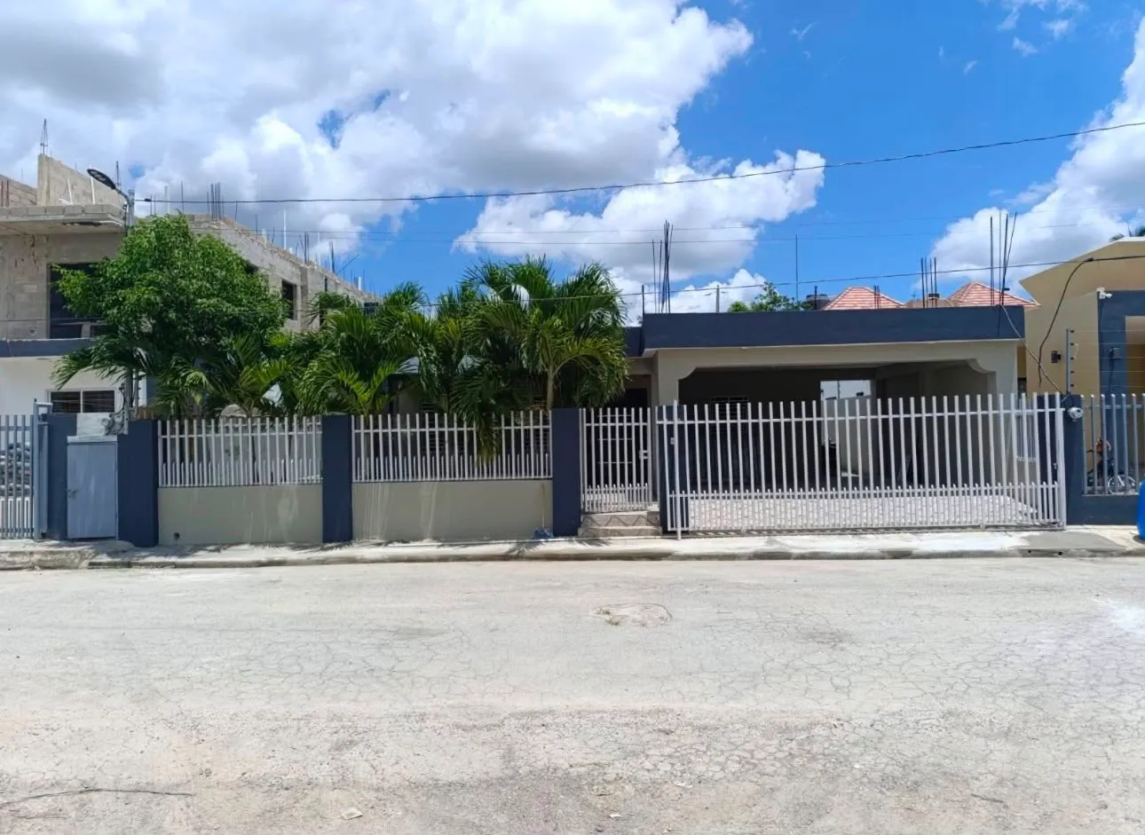 Vista principal de hermosa casa de 3 habitaciones en el hermoso residencial anamelia higuey