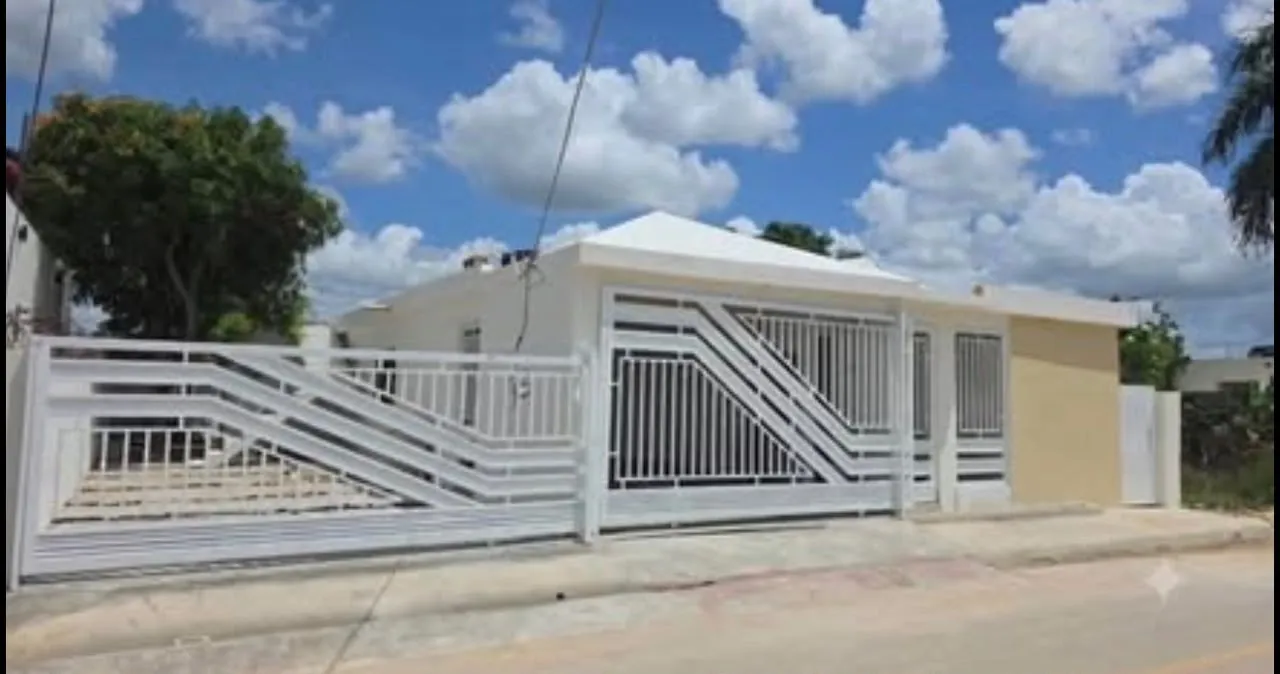 Vista principal de se vende magnífica casa en el prestigioso residencial anamelia higüey