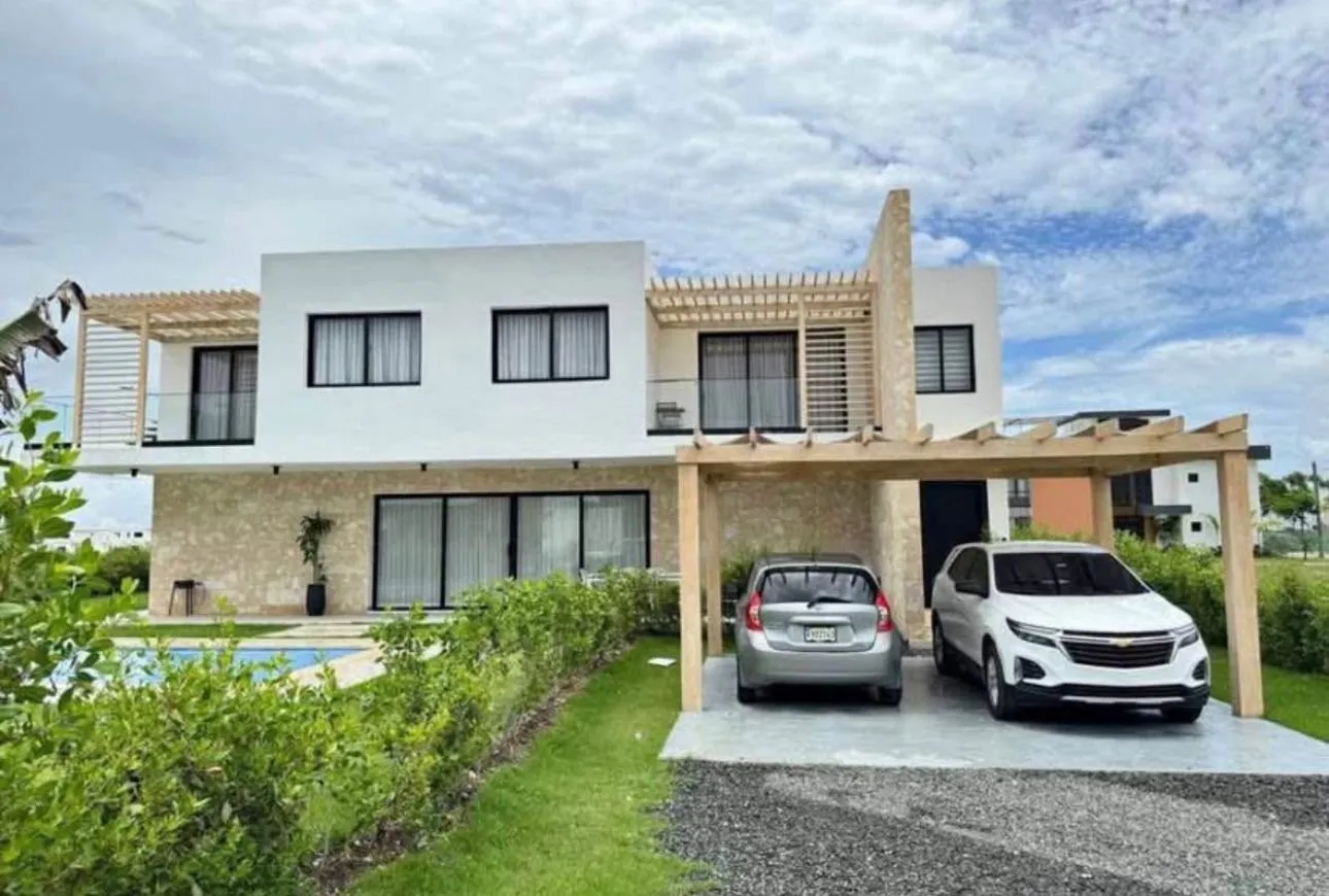 Vista principal de se vende exclusiva y hermosa villa en vista cana punta cana