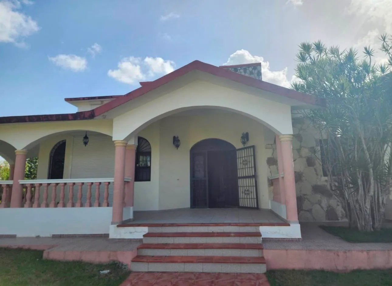 Vista principal de exclusiva villa en punta cana